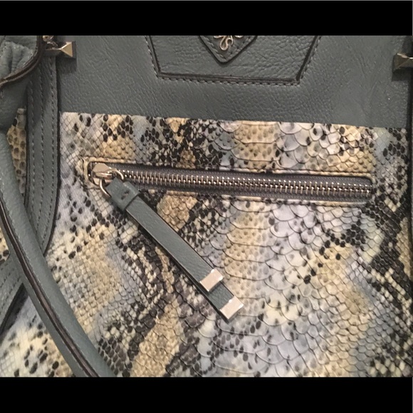 Simply Vera Sage snake satchel🌺❤️ - Picture 15 of 15